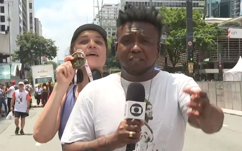 Repórter da Globo não reconhece Maria Bruaca de Pantanal e dá chega para lá ao vivo; vídeo