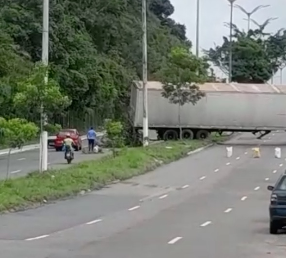 Motociclista escapa da morte após carreta descontrolada invadir avenida em Manaus; vídeo