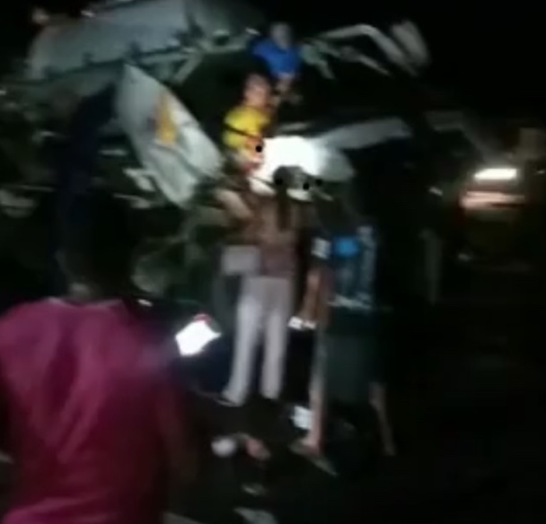 Homem fica preso nas ferragens em grave acidente entre caminhão e carreta na AM-070