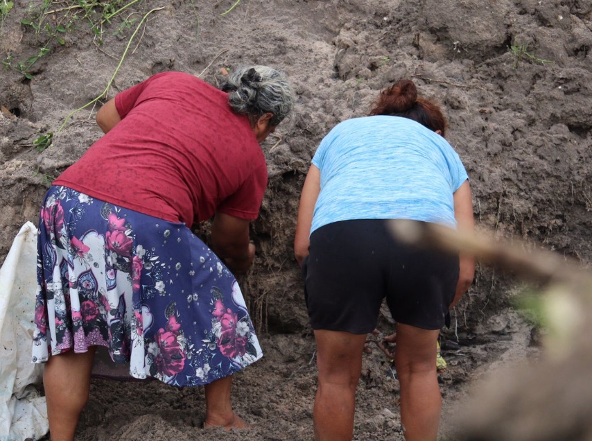 Mãe desenterra ossada humana acreditando ser filho desaparecido há 3 anos em Manaus