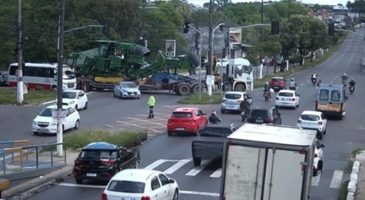 Trecho da Max Teixeira é liberado após caminhão arrancar fios de semáforo em Manaus