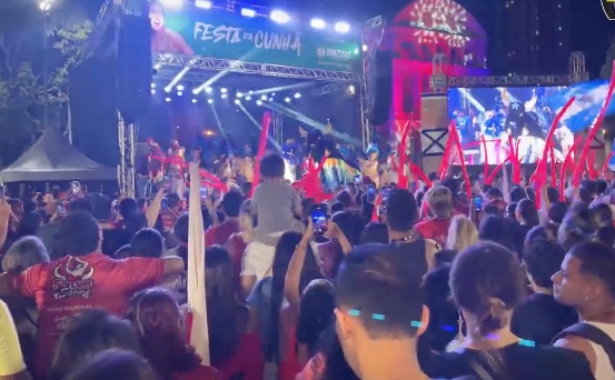 Multidão lota Largo de São Sebastião para torcer por Isabelle na final do BBB 24