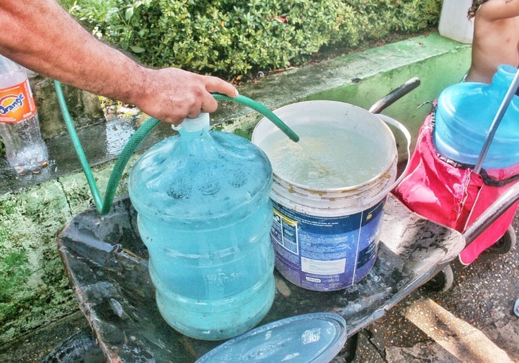 Falta de energia paralisa serviços e deixa dezenas de bairros sem água em Manaus