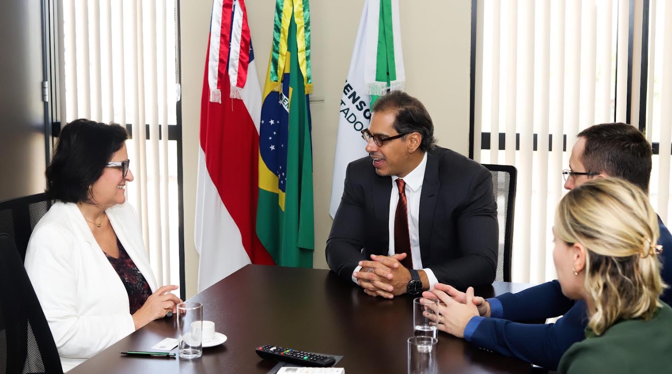 Secretária nacional de Diálogos Sociais visita DPE-AM e discute parceria