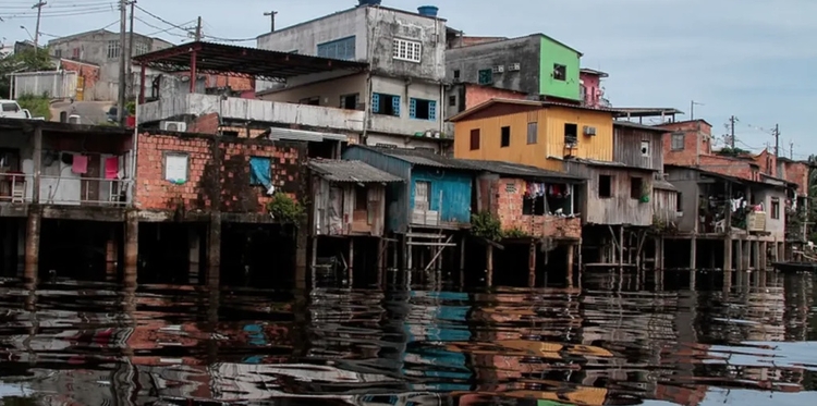 Amazonas lidera em proporção de moradores em favelas, aponta IBGE