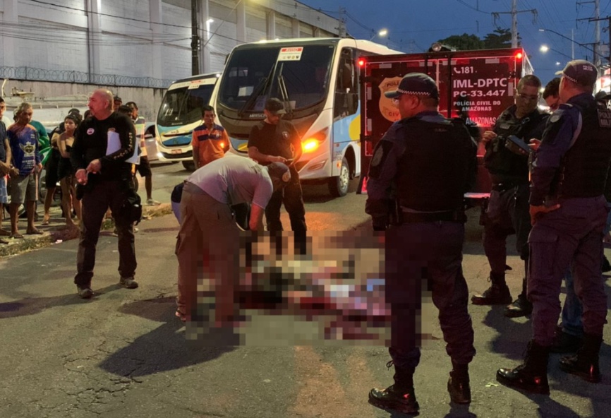 Homem morre atropelado por micro-ônibus ao tentar atravessar rua em Manaus