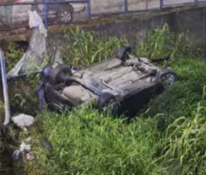 Jovens ficam feridos após carro cair em igarapé na Av. Torquato Tapajós