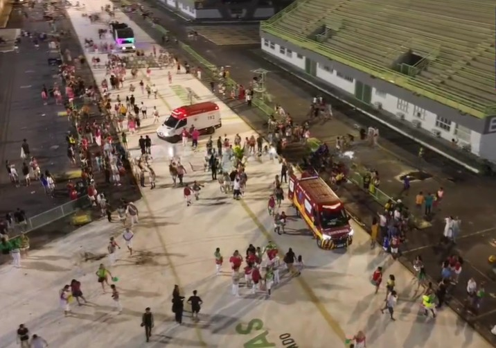 Rei Momo da Vitória Régia fica ferido ao cair de carro alegórico no Sambódromo