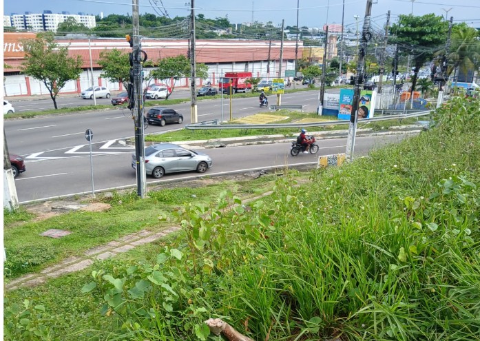  Com calcinha na perna e genitália exposta, homem é achado morto em avenida de Manaus