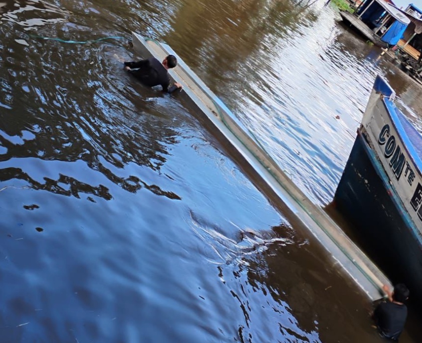 Mais de uma tonelada de haxixe é retirada de compartimento submerso de barco no Amazonas; vídeo
