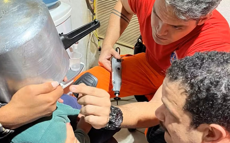 Menino de 2 anos fica com panela de pressão presa na cabeça em MG