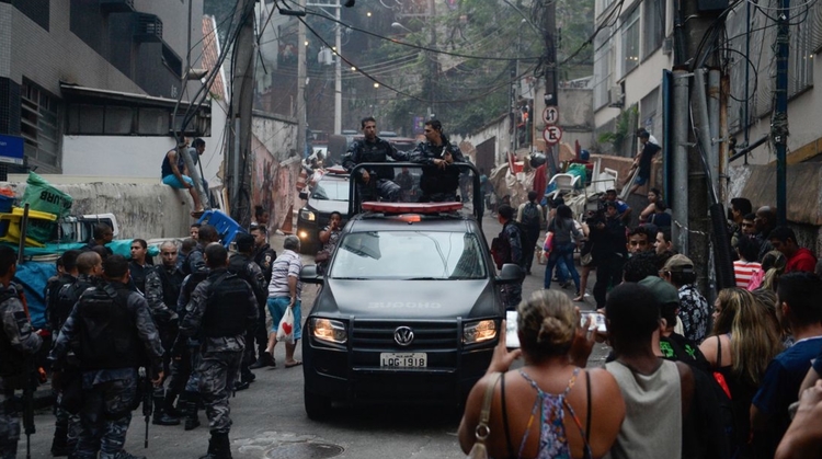 Apenas metade dos policiais usou câmeras corporais em operação contra CV no Rio