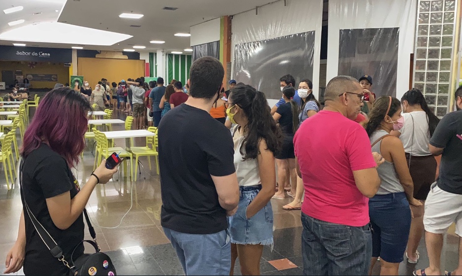 Procura pela 4ª dose da vacina contra Covid forma fila gigantesca no Studio 5