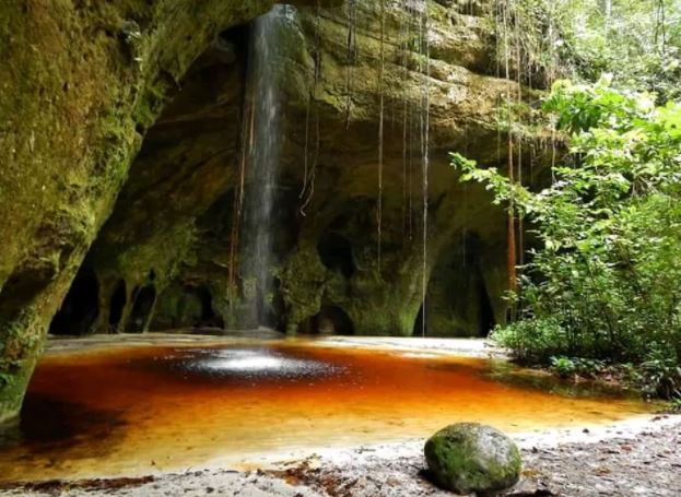 Visitação em caverna de Presidente Figueiredo é mantida após vistoria em rochas