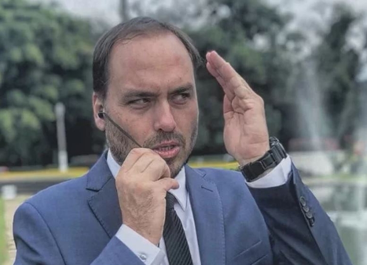 PF investiga se assessora de Carlos pediu informações sobre investigação contra família Bolsonaro