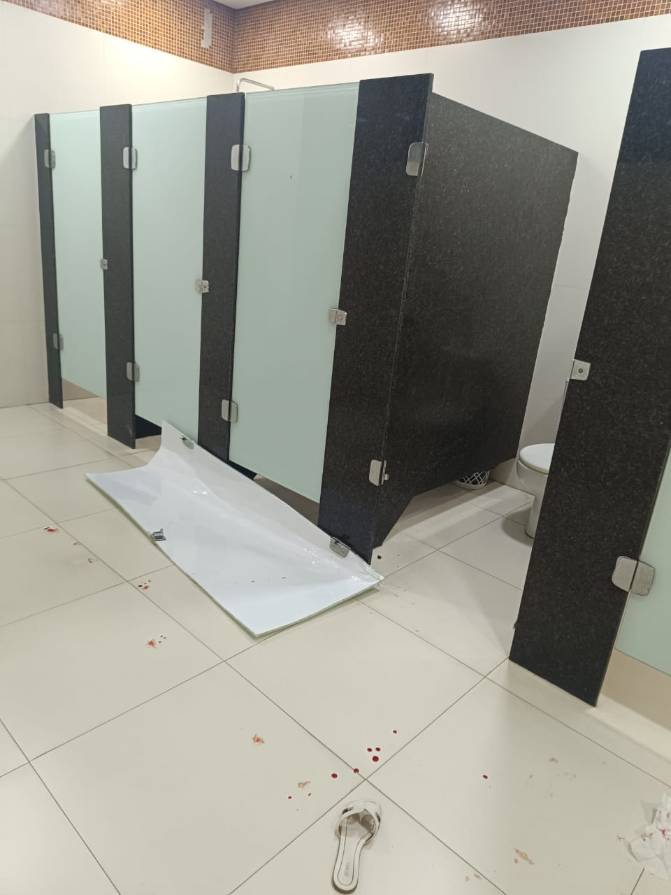 Advogada quase tem dedo decepado ao ser atingida por porta de banheiro no Clube da OAB