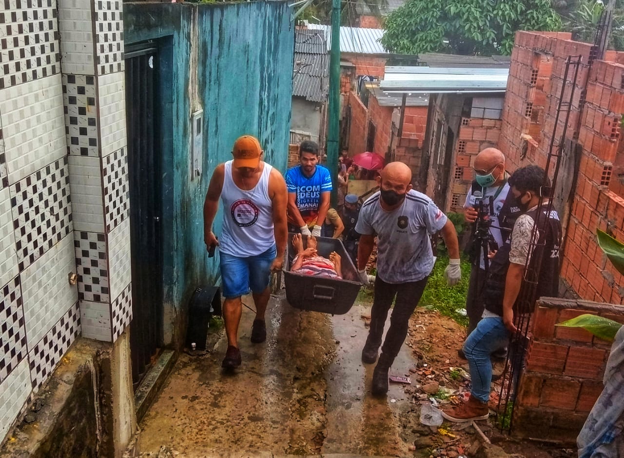 Nove bandidos invadem casa e crivam jovem de bala em Manaus