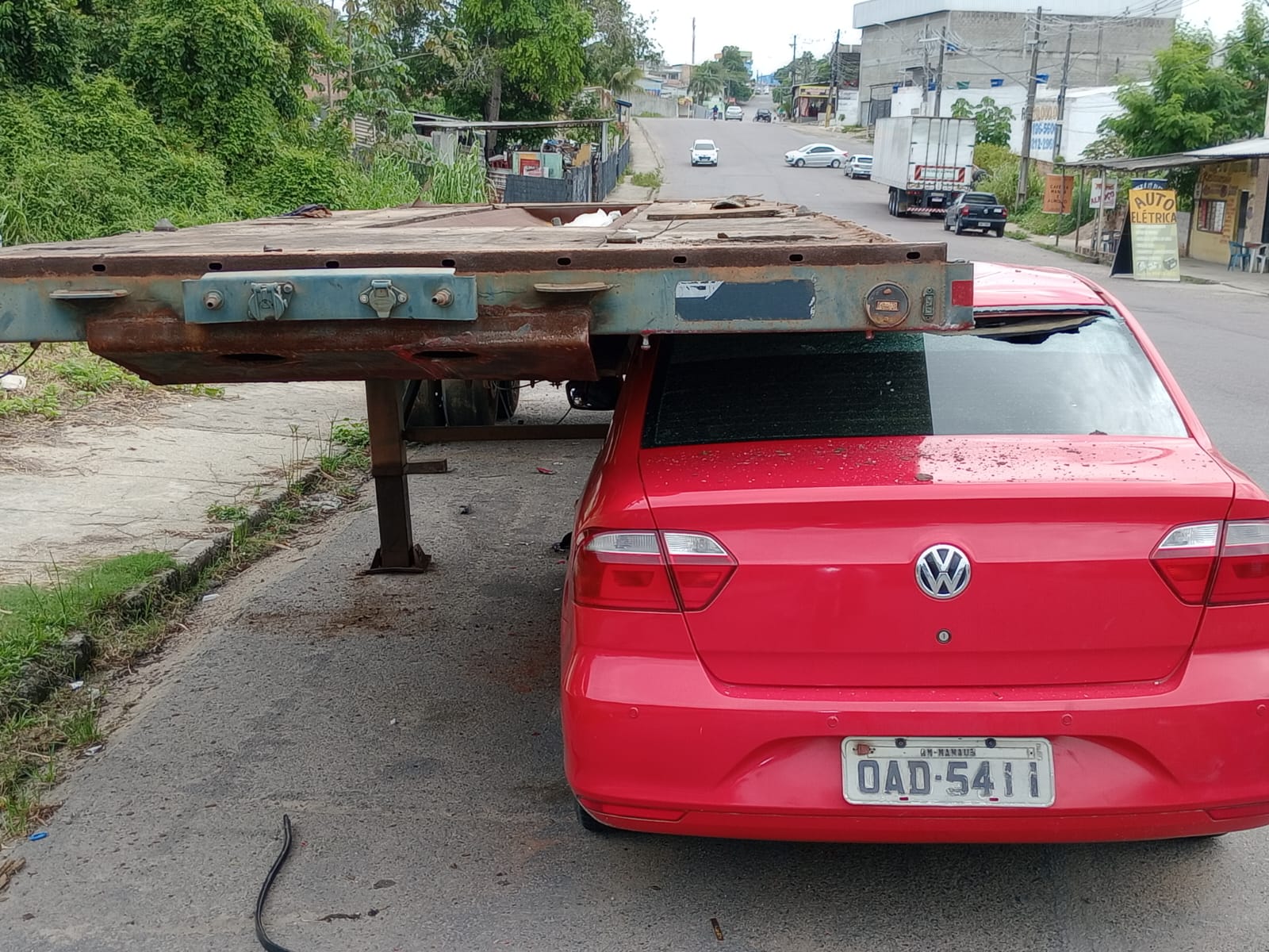 Carro vai parar debaixo de plataforma de carreta estacionada irregular no Novo Aleixo