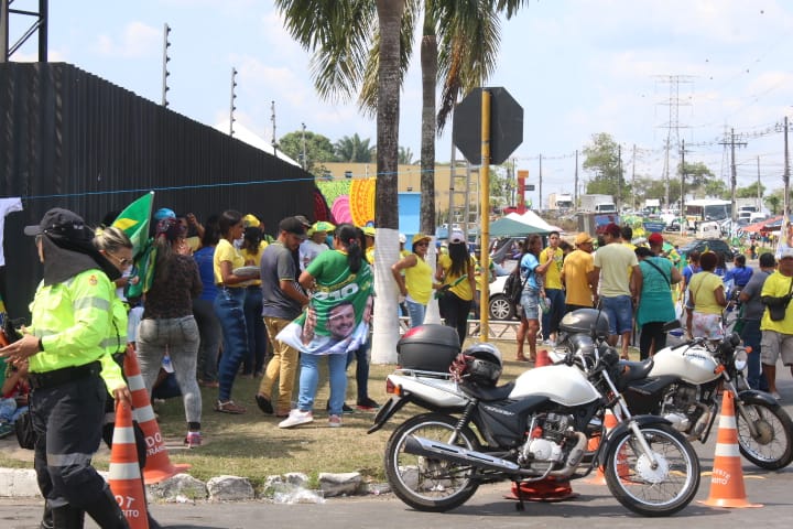 Sob calor de 39ºC, centenas de apoiadores aguardam Bolsonaro para comício em Manaus