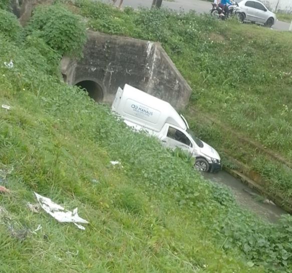 Carro da Águas de Manaus é arremessado para dentro de igarapé durante acidente 