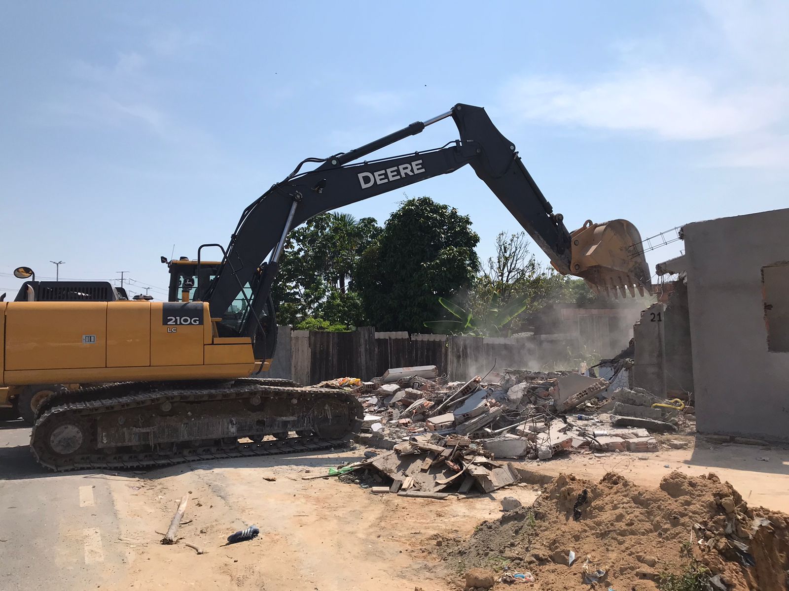 De telhados em rua a banheiro em calçada: Manaus registra 45 demolições em 2021 