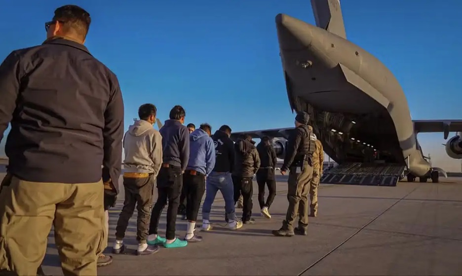 Deportados dos EUA chegaram algemados a Manaus; governo determina retirada imediata de algemas