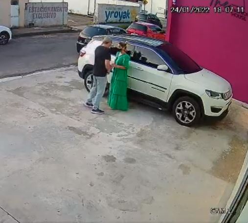 Polícia usa câmeras para identificar homem que roubou carro de empresária em Manaus