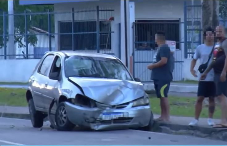 Acidente envolvendo 3 veículos deixa feridos e trânsito caótico em avenida de Manaus