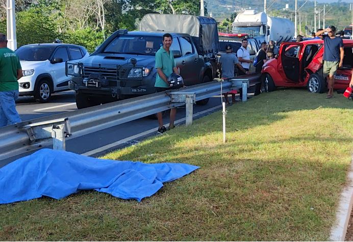 Acidente com morte deixa trânsito parado no Rapidão; corpo está há 3 horas na via