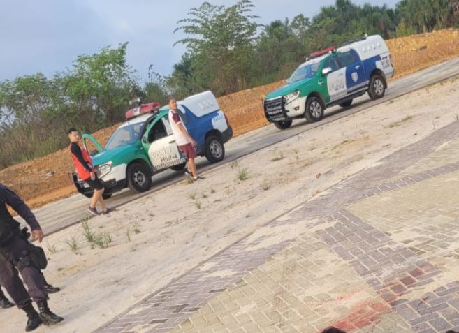 Com sinais de tortura, homem é achado morto na frente de condomínio em Manaus