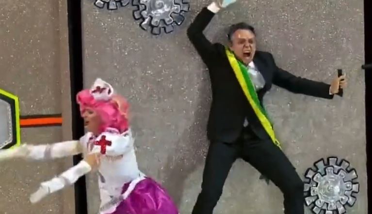 Carnaval: Bolsonaro vira jacaré após ser vacinado no desfile da Rosas de Ouro