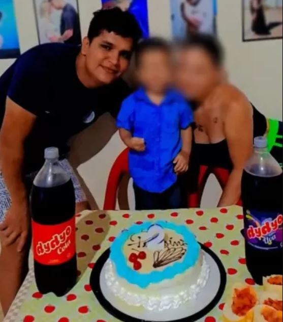Funcionário é demitido por fazer foto com refrigerante do concorrente no aniversário do filho