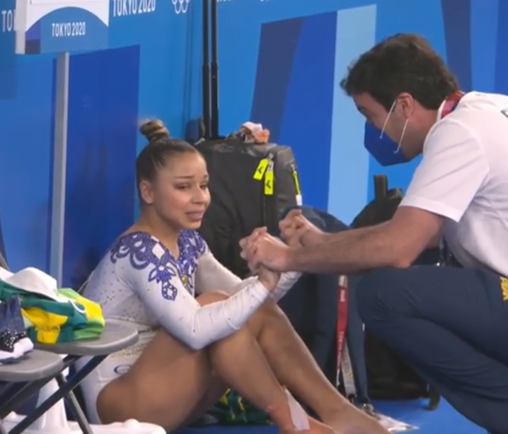 Chorando muito, Flávia Saraiva desiste após sofrer lesão, mas é classificada 