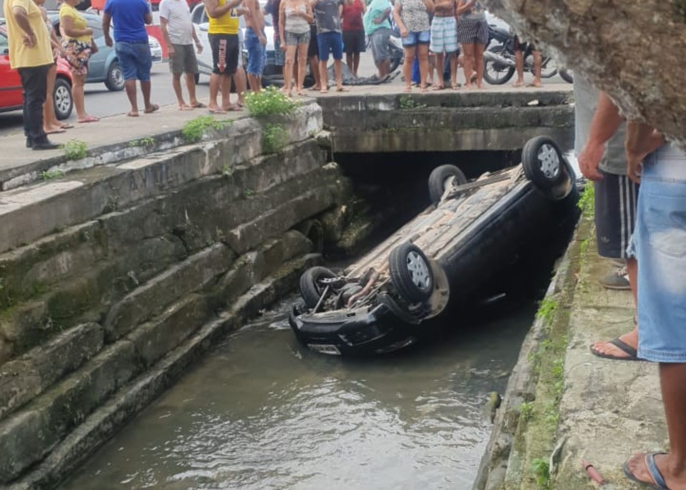 Carro vai parar dentro de igarapé durante acidente em avenida de Manaus