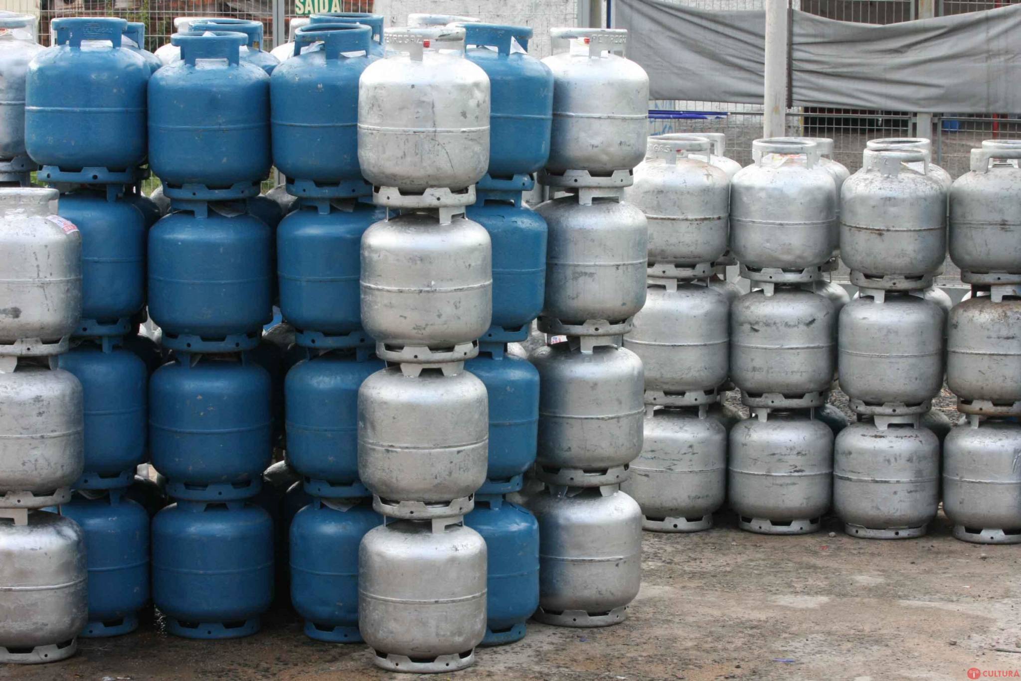 Privatizada há 1 dia, refinaria anuncia reajuste surreal no preço do gás de cozinha no Amazonas