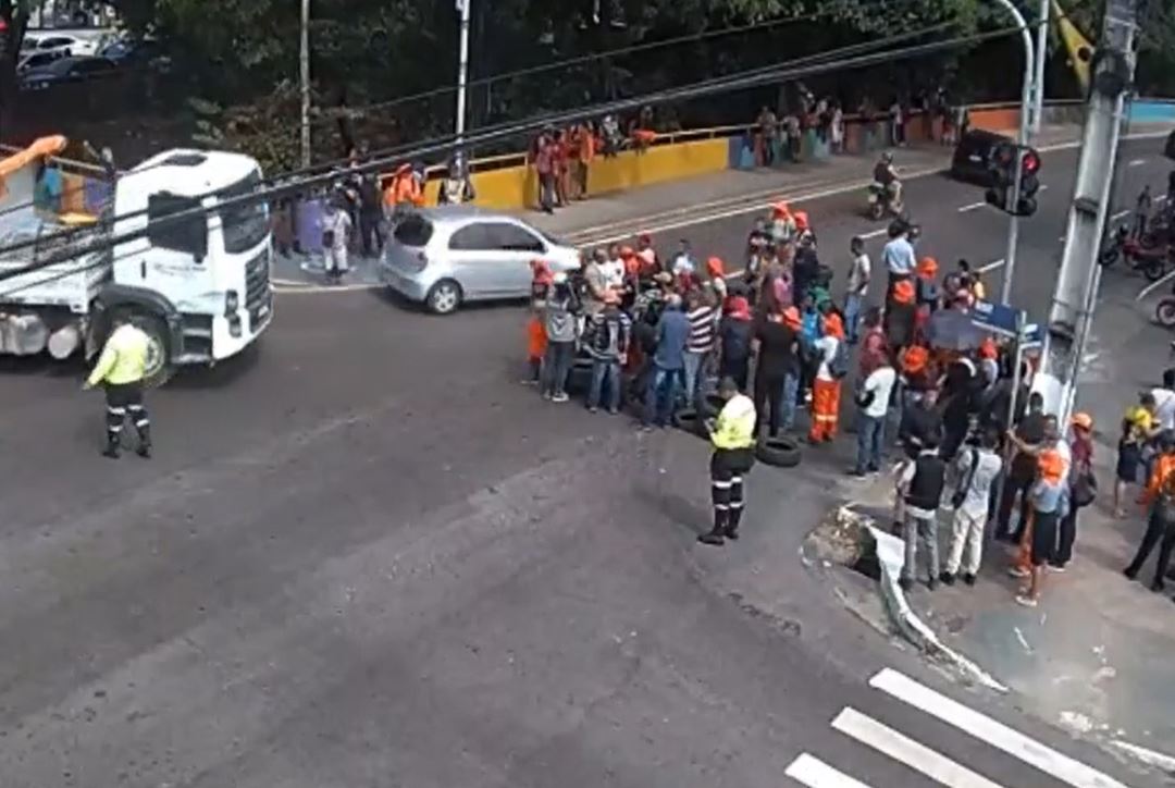 Protesto de garis causa confusão e interdições no trânsito na avenida Brasil 
