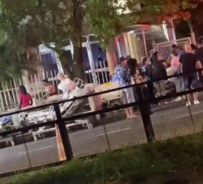 Macas com mais de 50 pacientes são colocadas na rua após incêndio atingir hospital