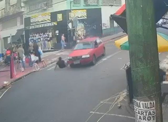 Motorista que atropelou churrasqueiro se complica e dá 2 versões do acidente 