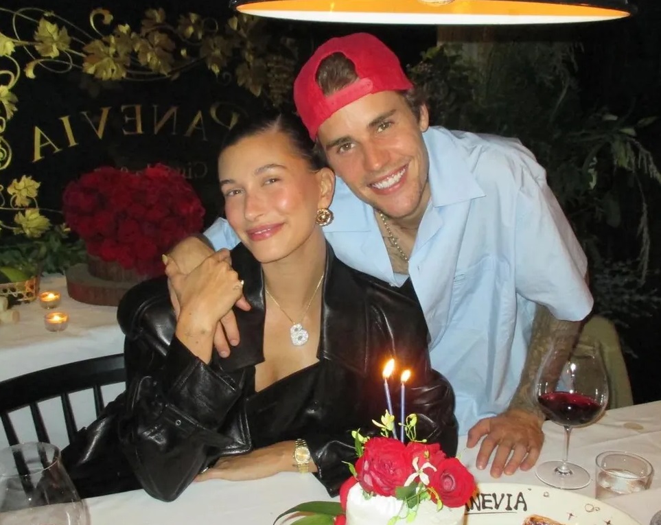 Hailey Bieber fala sobre rumores de gravidez e planos de filhos com Justin: ‘me causa desconforto' 