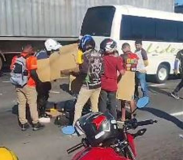 Motociclista e garupa são arremessados ao colidirem com carro em Manaus