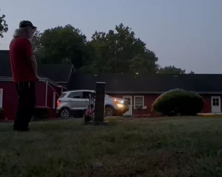 Homem é flagrado urinando e jogando fezes no túmulo da ex todos os dias