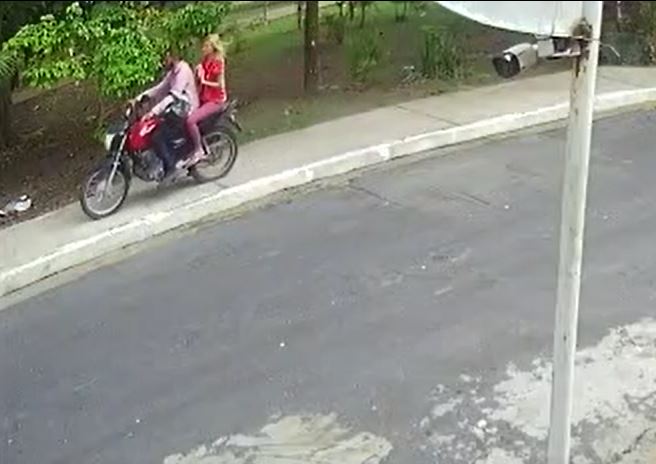 Vídeo: Casal aponta arma para babá e tenta sequestrar bebê em praça à luz do dia em Manaus