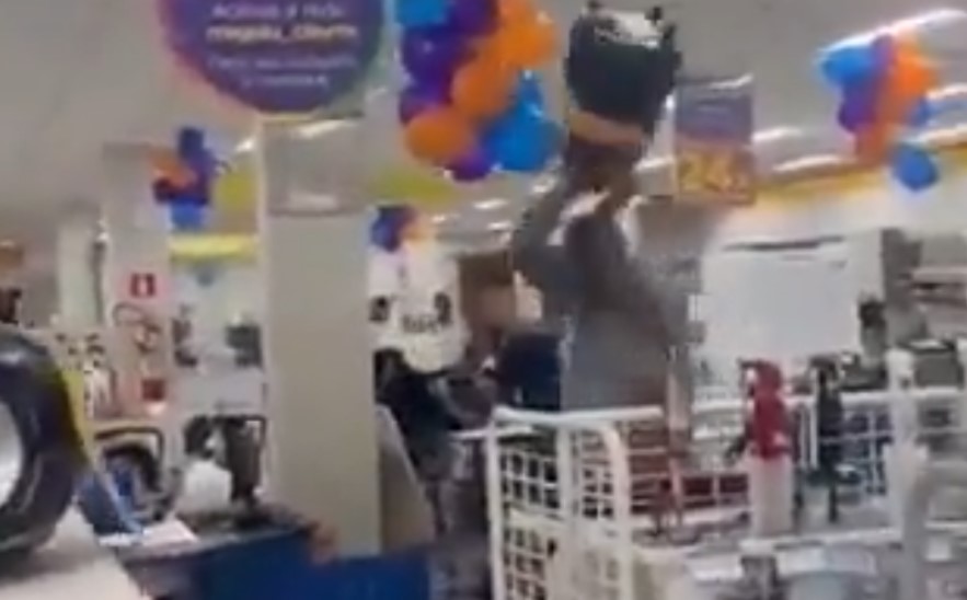 Vídeo: Cliente quebra dezenas de TVs em loja do Magazine Luiza durante ataque de fúria