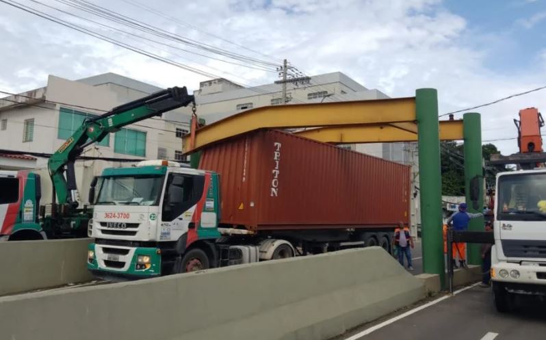 Limitador de altura de passagem subterrânea na Constantino Nery ganha sensores para evitar acidentes