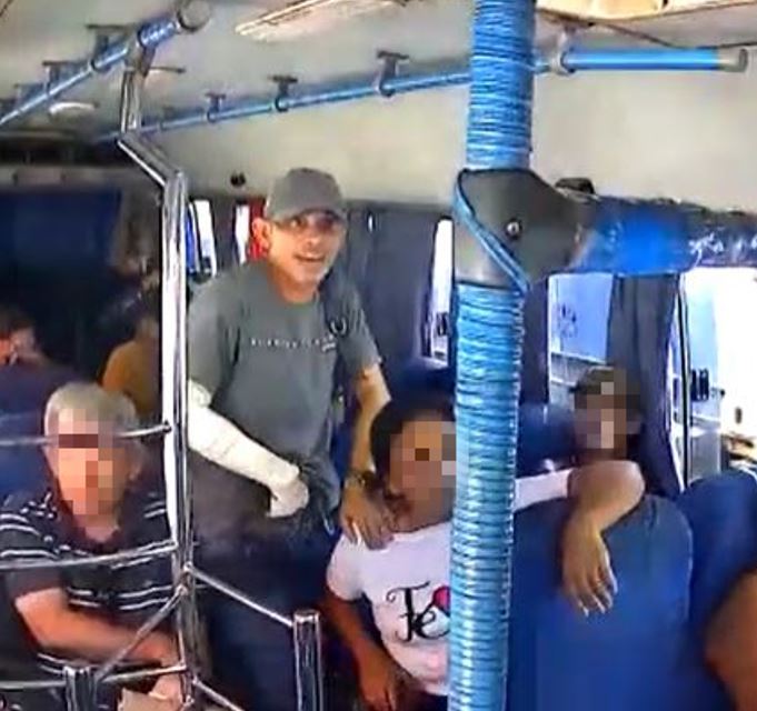 Criminoso assalta micro-ônibus e obriga passageira a ajudá-lo em Manaus; Veja vídeo