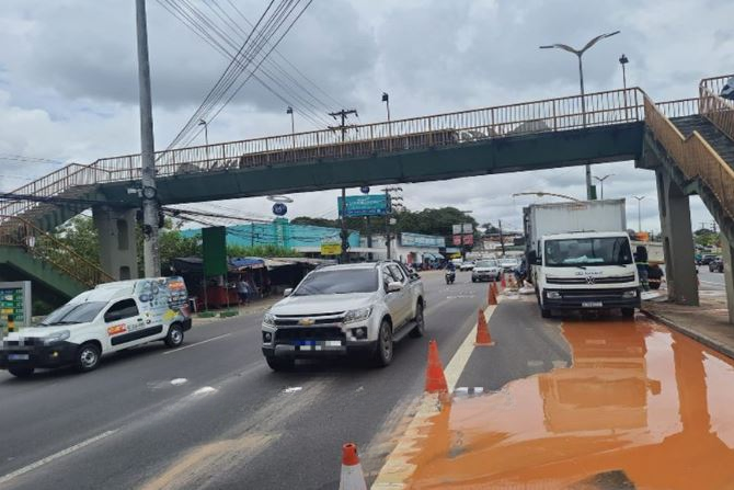 Av. Torquato Tapajós tem faixas interditadas após vazamento de água 