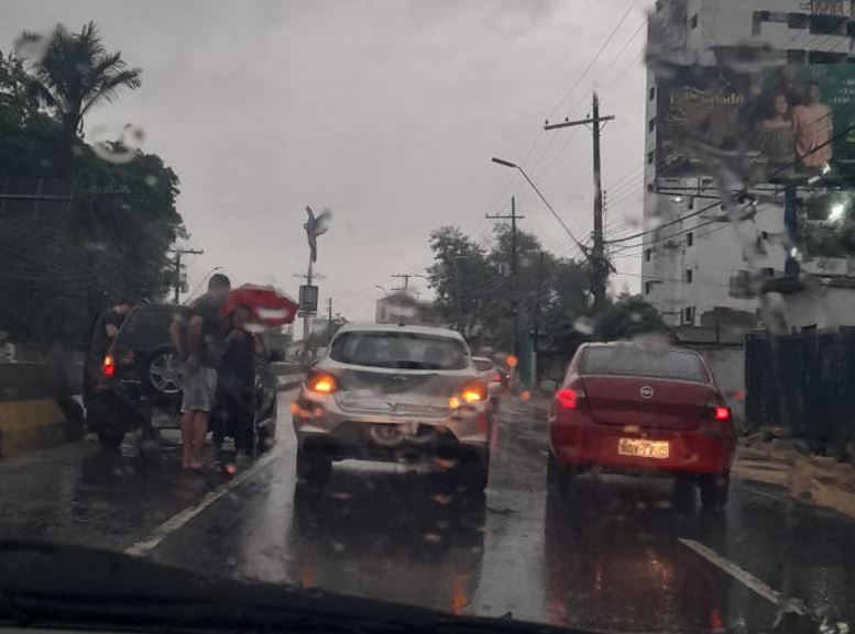 Acidente entre três carros deixa um ferido e trânsito infernal na avenida Efigênio Salles