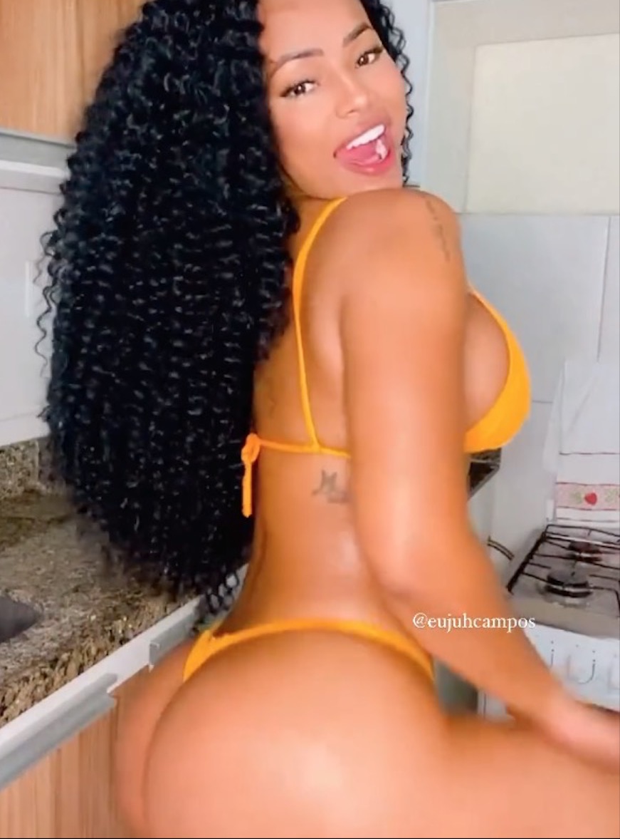 Morando em Manaus, candidata ao Miss Bumbum dança de biquíni mínimo