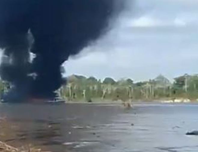 Helicóptero da Marinha vai ajudar nas buscas por vítimas de barco que pegou fogo em Uarini