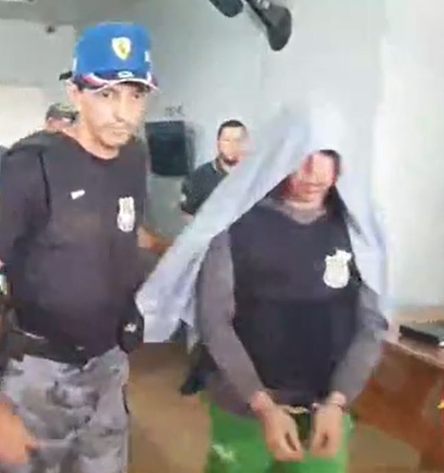 Suspeito de matar bebê é preso e agride jornalistas em delegacia do Amazonas